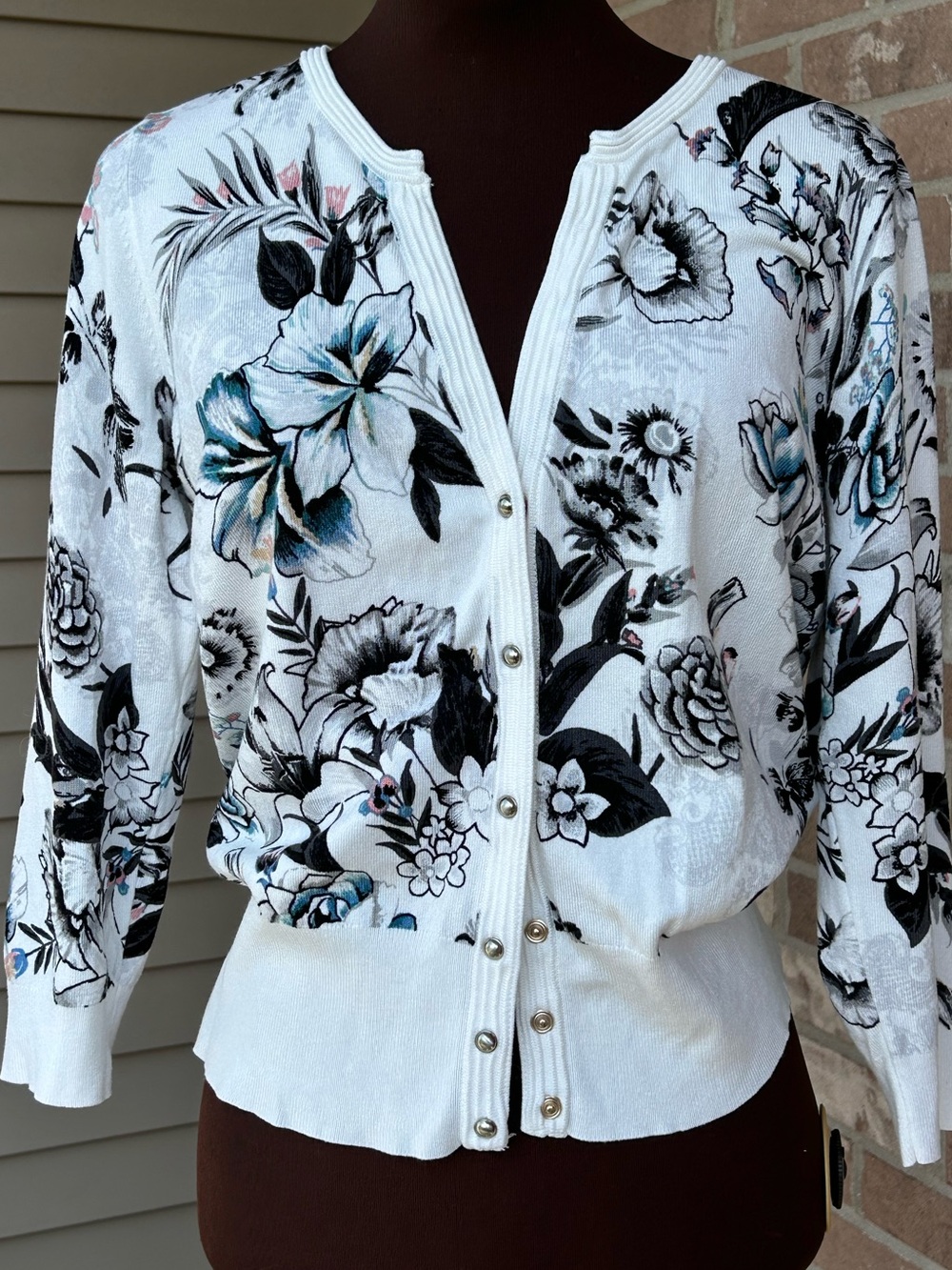 WHITE HOUSE BLACK MARKET sLfloral cardgan-slightly cropped-easy care rayon/nylo
